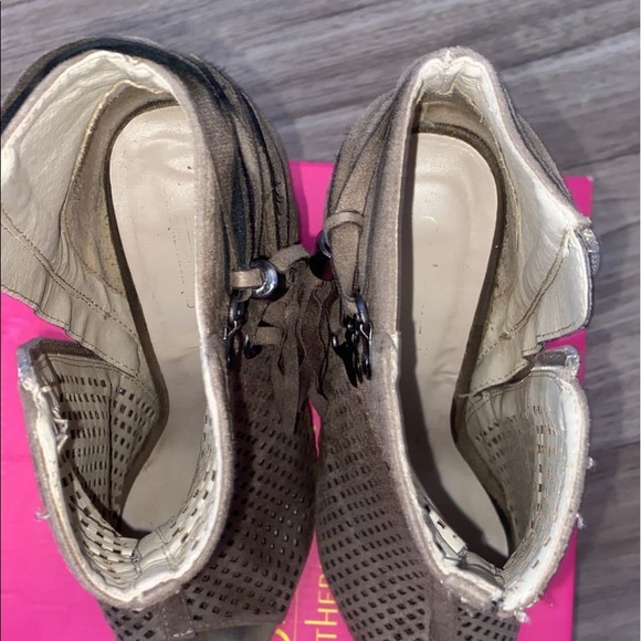 Used booties - Picture 3 of 6